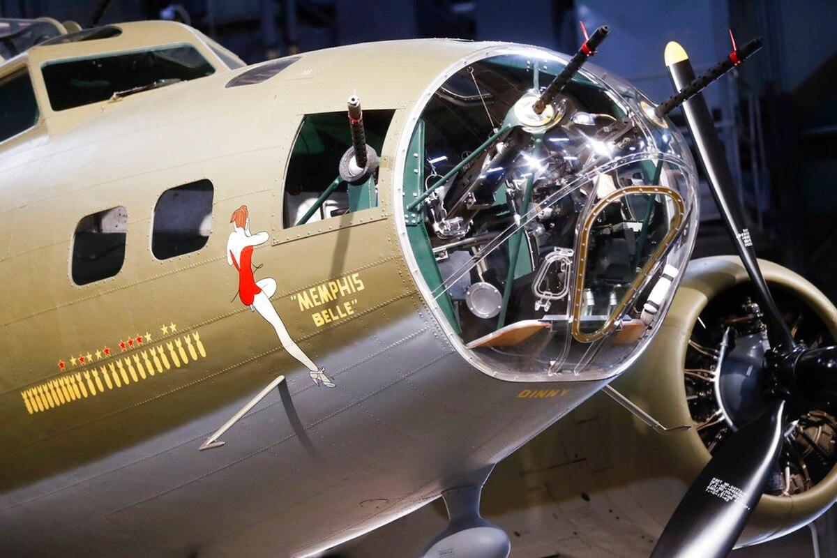 Crews of B-17 Flying Fortress take in Memphis Belle in Color documentary