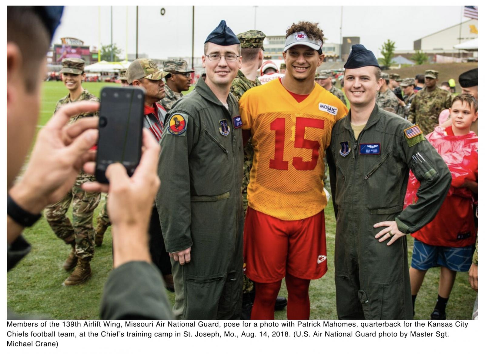  Chiefs quarterback Mahomes builds tiny homes for veterans