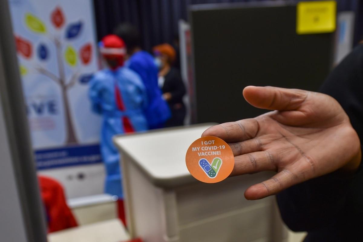 A staffer shows off a COVID-19 vaccination sticker during an event at the Washington, D.C., Veterans Affairs Medical Center on Dec. 15, 2020. (Chief Mass Communication Specialist Charles Hayes/DoD) Zero COVID deaths among Veterans Affairs patients for the first time in 14 months
